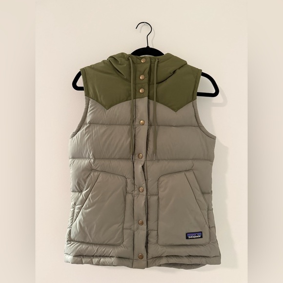 Patagonia Jackets & Blazers - Patagonia Women's Bivy Hooded Vest in a green and grey colorway - XS
